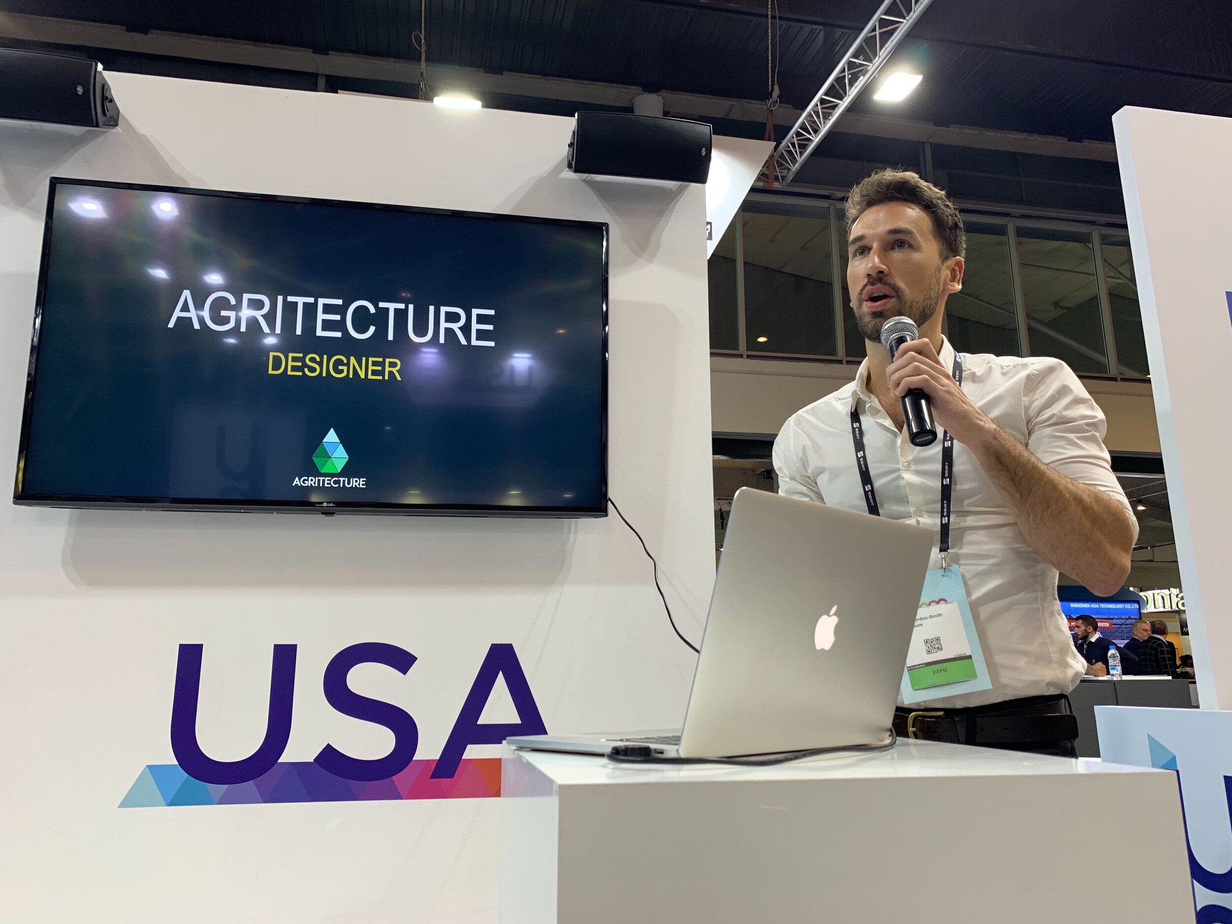 Agritecture CEO, Henry Gordon-Smith, demonstrating Agritecture Designer at Smart Cities Expo World Congress