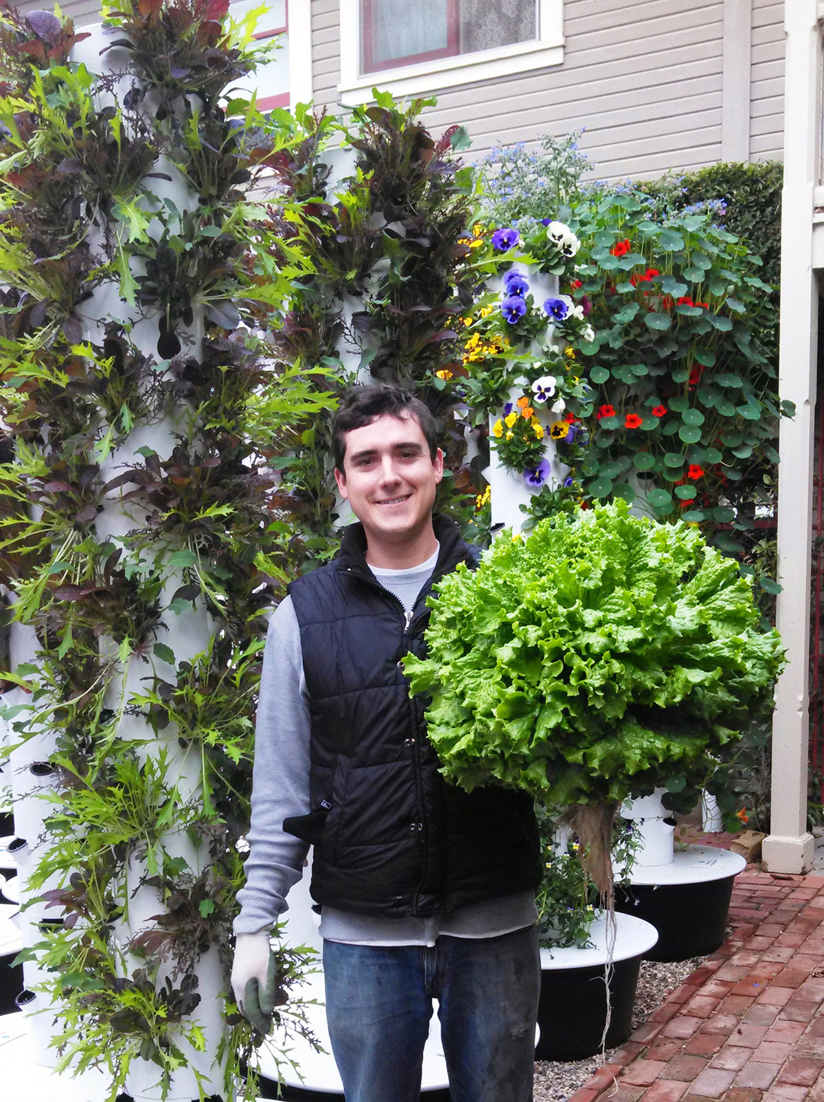 Niels Thorlaksson: Distributed Agriculture EntrepreneurNiels Thorlaksson is a partner of LA Urban Farms, a full service urban produce grower currently utilizing Tower Garden aeroponic technology. They’ve installed over 600 towers for businesses, uni…
