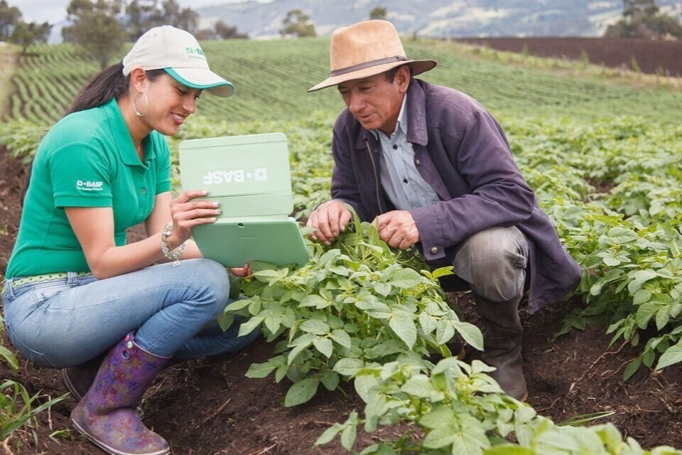 P136_Colombia_farmer-1280x640