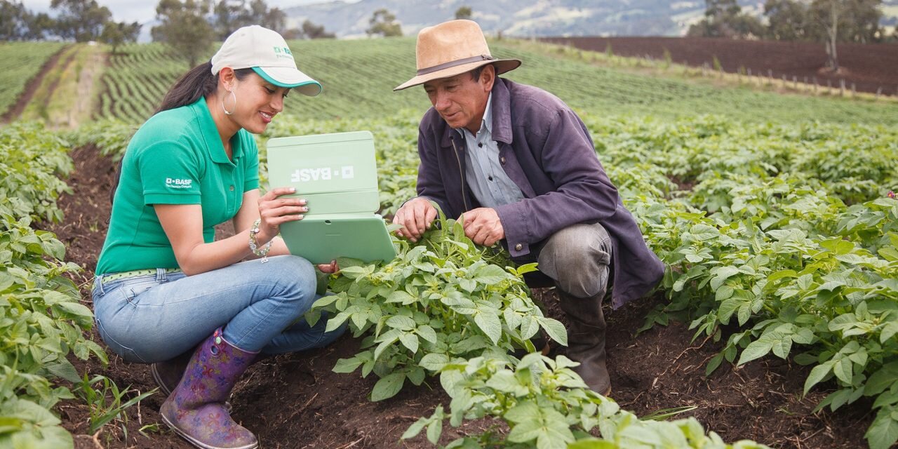 P136_Colombia_farmer-1280x640